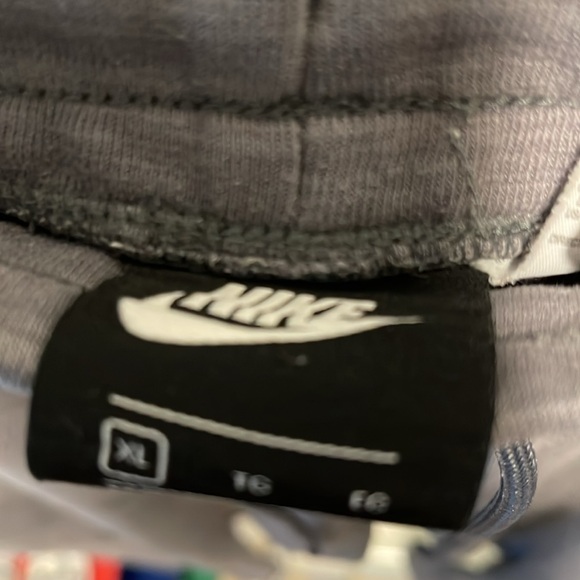 Two t shirts xl and xxl and one Nike sweatpants xl. - Picture 14 of 14